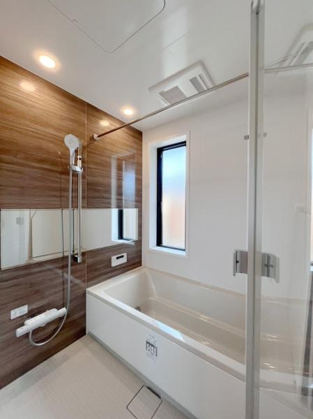 明治北　FREAK'S　HOUSEの浴室|１坪サイズのお風呂はガラスの扉でお洒落な雰囲気。浴室乾燥機付きで使い勝手も考慮しています。