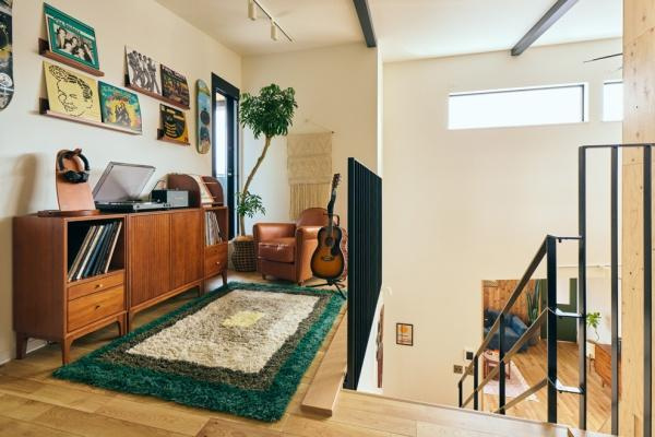 明治北　FREAK'S　HOUSEの内装|吹き抜け階段を上った先にある２階のフリールーム。趣味のスペースとして活用したり、お子様のプレイスペースとしても活用できる万能スペースです。