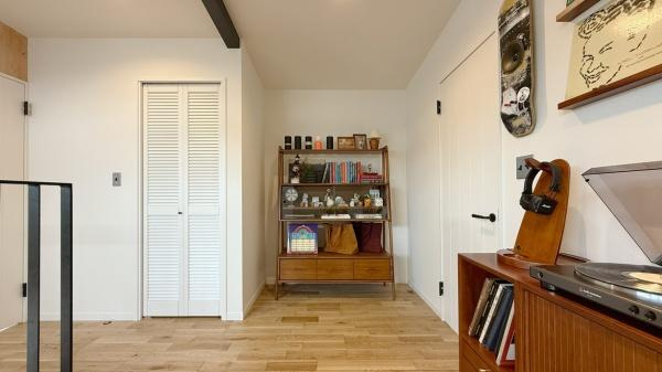 明治北　FREAK'S　HOUSEの内装|白を基調とした壁とナチュラルな木目の床が空間全体を明るい印象にしています。収納棚や好きな雑貨を配置することができ、シンプルかつ機能的な空間を演出しています。クローゼットもあり収納力も感じられます。