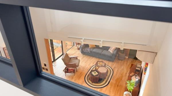 明治北　FREAK'S　HOUSEの内装|2階の寝室にはダイニングを覗ける窓がついており、家族の雰囲気をいつも感じられます。