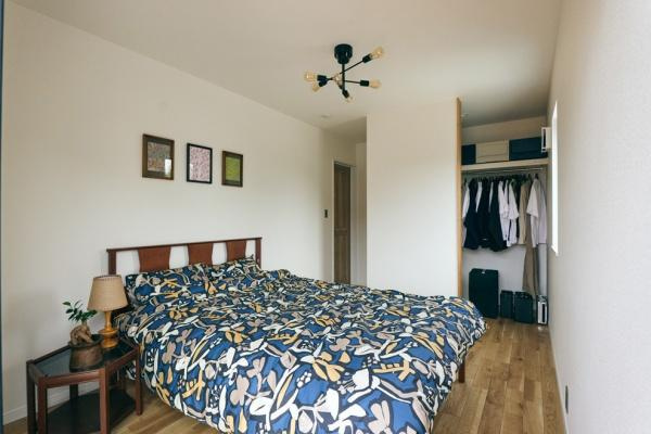 明治北　FREAK'S　HOUSEの洋室|採光に配慮した配置の主寝室は、プライバシー性の高い設計です。大型クローゼットを備え、生活動線を考慮した機能的な収納設備を確保しました。