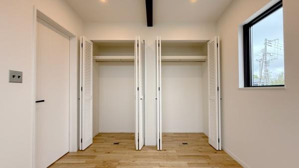 明治北　FREAK'S　HOUSEの収納|2つのクローゼットが並んでおりスペースがしっかり確保されています。内部はシンプルな構造で使いやすさが感じられます。床は木目調で収納空間もすっきりした印象です。窓からの採光により収納内も明るく見えます。
