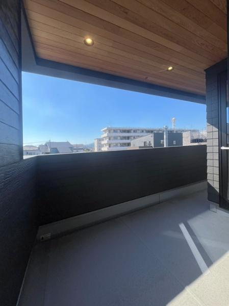 明治北　FREAK'S　HOUSEのバルコニー|2階東側の洋室、2階フリースペースと繋がる南側バルコニー。日当たりも良く、洗濯物を干すのに適したスペースです。