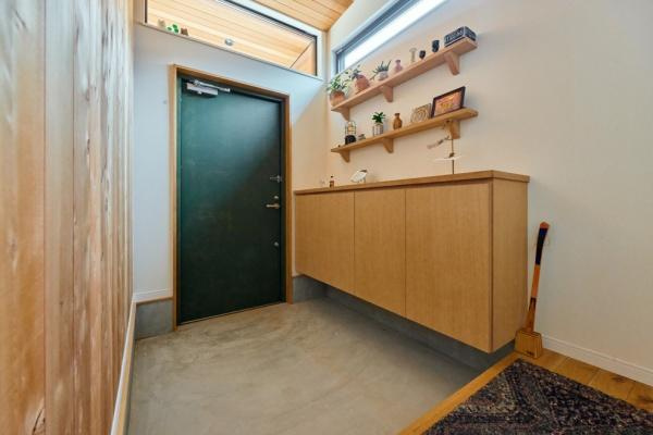明治北　FREAK'S　HOUSEの玄関|広々とした土間玄関。木を使用した造り付けの収納設備が、美しさと高い耐久性を兼ね備えています。