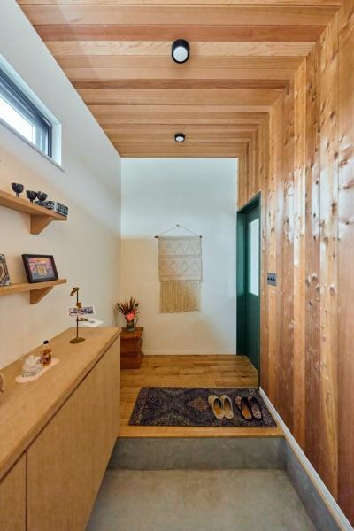 明治北　FREAK'S　HOUSEの玄関|天井のハイサイドライトからの自然光が差し込む明るい玄関ホール。木質感が楽しめる玄関なので、来る人を魅了する空間になること間違いなし！