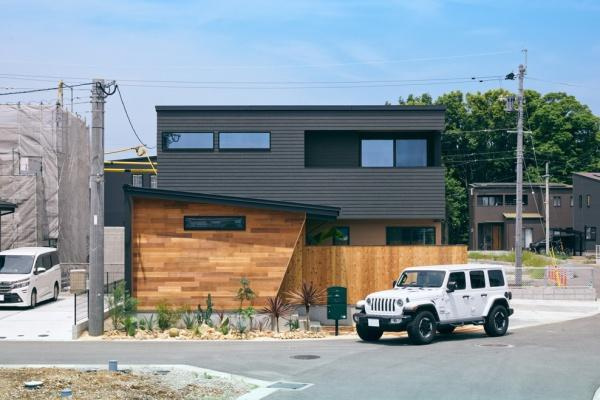 明治北　FREAK'S　HOUSEの外観|モダンなデザインとナチュラルな木目のコントラストが印象的な外観です。広々としたファサードにより存在感が際立ちます。シャープな直線と温もりのある素材感のバランスが魅力的です。