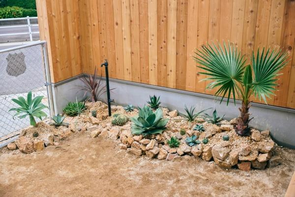 明治北　FREAK'S　HOUSEの庭|お庭スペースには緑のアクセント。外壁のカラーと木目に差し色として映える植栽が素敵です。