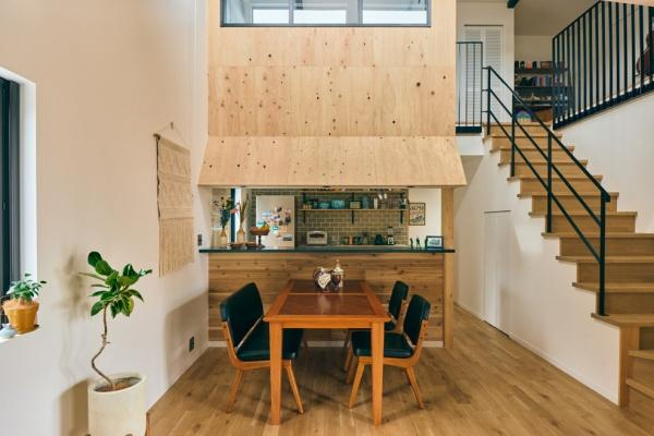 明治北　FREAK'S　HOUSEの居間・リビング|ダイナミックな吹き抜けと、計算された窓配置により、明るく開放的な空間を実現。２階の家族とのつながりも感じられます。