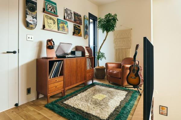 明治北　FREAK'S　HOUSEの内装|スポットライトのついたフリールームは吹き抜け階段の横にあるので、１階の家族とコミュニケーションをとりながら過ごせる場所です。