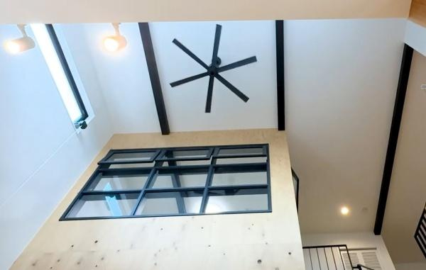 明治北　FREAK'S　HOUSEの内装|吹き抜けにはシーリングファン付き。