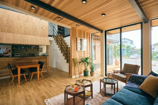 明治北　FREAK'S　HOUSEの居間・リビング|構造材を活かした木の温もりあふれる空間設計。大きな開口部から自然光を室内にとりこめ、高い断熱性能と共に心地よい空間を実現します。