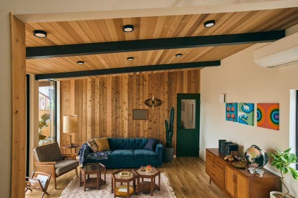 明治北　FREAK'S　HOUSEの居間・リビング|木材をふんだんに使用した内装は木の素材感を楽しめる他にないデザイン。友人や家族を招きたくなる憩いの空間です。