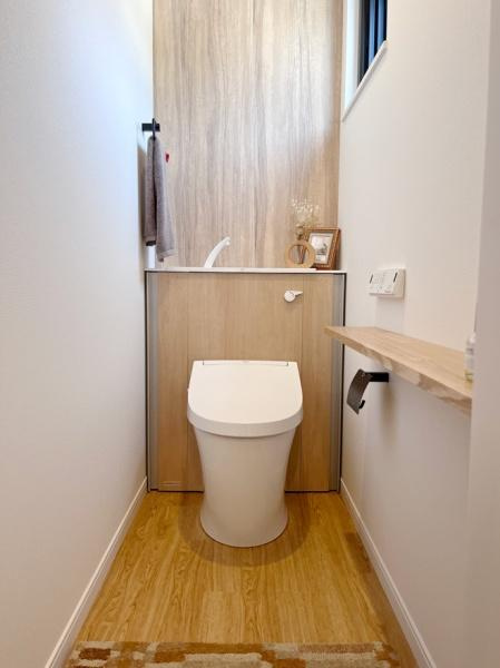 明治北　FREAK'S　HOUSEのトイレ|ナチュラルな木目調のアクセントが印象的なトイレです。空間をすっきり見せるシンプルな設計です。手洗い器が備わっており機能性も感じられます。小物をさりげなく飾る空間もあり落ち着いた雰囲気です。