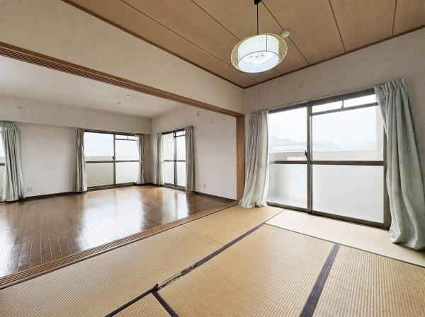 パークサイドおおみちの和室|和室と洋室が隣接しており開放感のある空間が広がっています。大きな窓から自然光がたっぷり差し込み室内が明るく保たれます。畳の落ち着いた雰囲気が魅力的です。