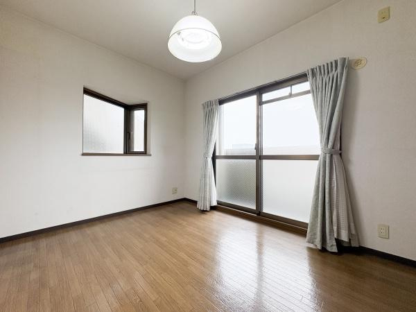 パークサイドおおみちの洋室|二面採光で室内が明るい洋室です。窓が多く開放的な雰囲気を感じられます。シンプルなデザインで家具の配置がしやすい空間です。明るいフローリングが特徴的です。