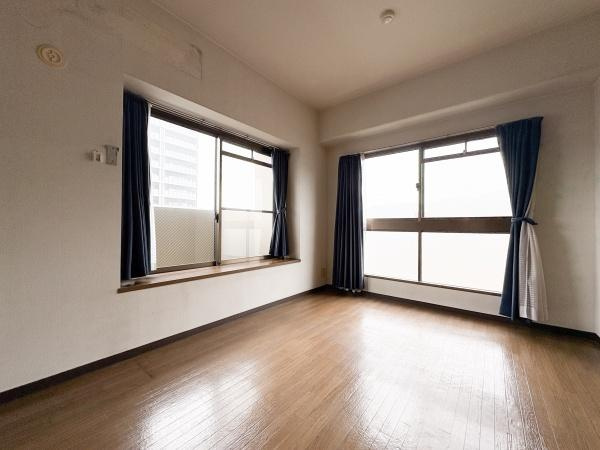 パークサイドおおみちの洋室|二面採光の洋室は室内に明るさを取り入れやすい設計です。広めの窓が空間を開放的に見せてくれます。フローリング仕上げでお手入れもしやすい仕様となっています。