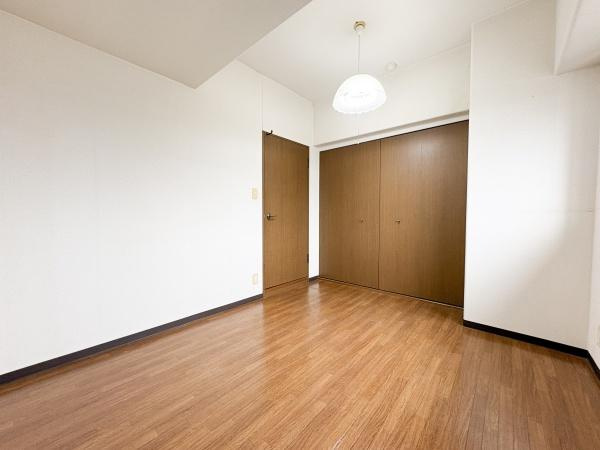 パークサイドおおみちの洋室|落ち着いた色合いのフローリングが上品な雰囲気を演出します。収納スペースも十分に備えられ室内がすっきり使えます。シンプルな内装で多様な家具配置が可能です。