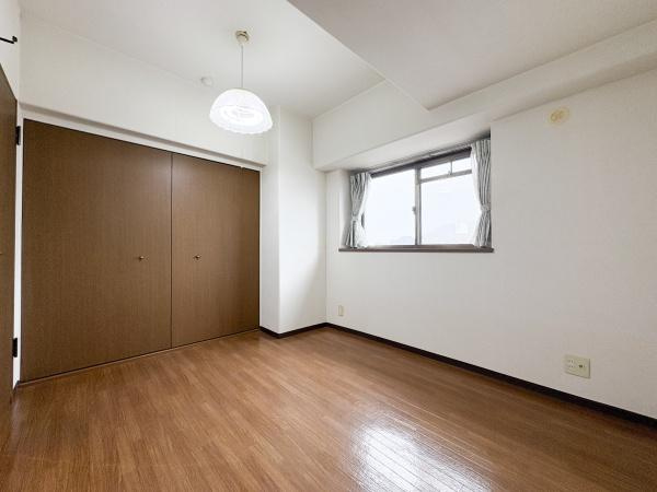 パークサイドおおみちの洋室|洋室はナチュラルなフローリングが採用されており落ち着いた雰囲気です。窓があり明るさも十分に感じられます。クローゼットも設置されているため収納にも便利です。