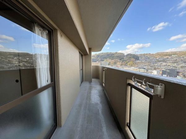 パークサイドおおみちのバルコニー|バルコニーが広々としており開放感を感じられます。洗濯物やお布団も乾かしやすそうです。遠くの景色を見渡すことができ眺望も特徴的です。