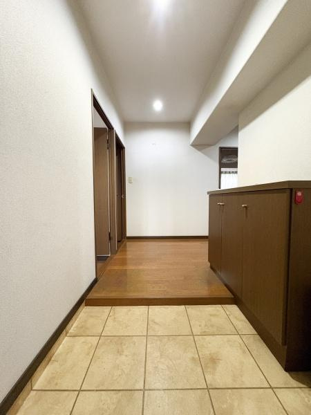 パークサイドおおみちの玄関|玄関は明るく広々とした印象です。タイルとフローリングのコントラストが特徴的です。収納スペースも設けられており整理しやすい設計です。