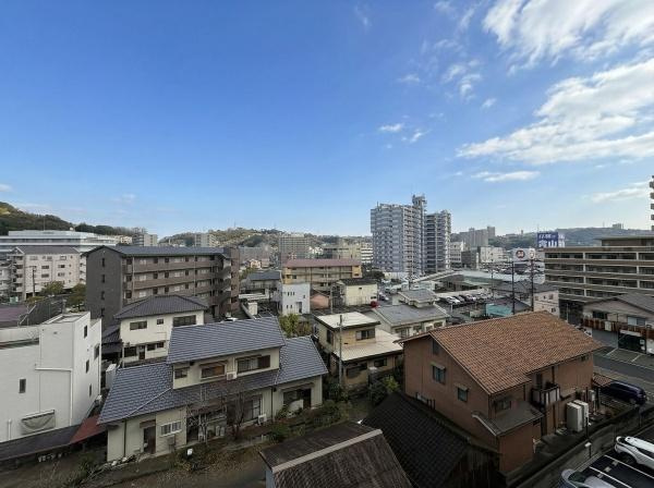 パークサイドおおみちのその他|バルコニーから見渡せる街並みが広がっています。遠くに高層ビルも立ち並び開放感のある眺望が特徴です。住宅やマンションが多く落ち着いた雰囲気が感じられます。