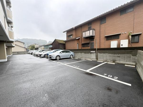 パークサイドおおみちの駐車場|広々とした駐車スペースが確保されています。アスファルト舗装で車の出し入れがしやすいです。番号が明記されておりわかりやすい配置です。建物のすぐそばに位置していて便利です。