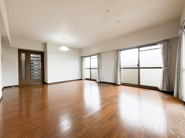 パークサイドおおみちの居間・リビング|広々としたリビング空間が広がっています。大きな窓からたっぷりと光が差し込み開放感のある雰囲気です。床材は落ち着いた色合いでどんなインテリアにも調和します。