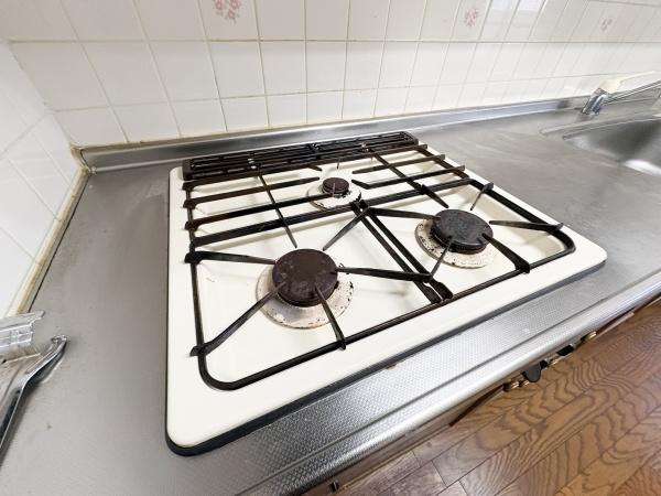 パークサイドおおみちのキッチン|ガスコンロが三口あり効率的に調理を進められます。作業スペースも広く料理がしやすい設計です。シンプルなデザインで掃除も簡単にできます。全体的に落ち着いた雰囲気を持っています。