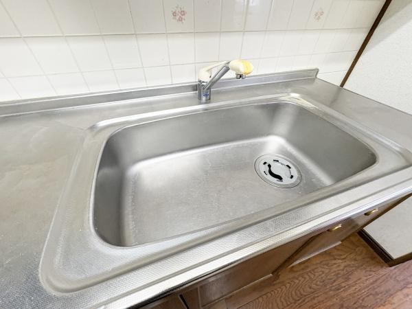 パークサイドおおみちのキッチン|作業スペースも広く毎日の調理がスムーズに進みます。お手入れもしやすいステンレス素材を採用しています。タイル壁は手入れがしやすく使い勝手の良さが魅力です。