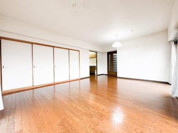 パークサイドおおみちの居間・リビング|木目調のフローリングが広がる開放感のあるリビングです。和室ともつながっており使いやすい間取りとなっています。大きな窓から自然光が差し込み明るさを感じられる空間となっています。