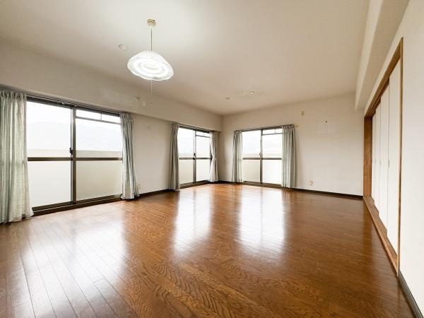 パークサイドおおみちの居間・リビング|広々としたリビングは大きな窓からたっぷりと自然光が差し込みます。木目調のフローリングが落ち着きある雰囲気を演出します。シンプルな内装で家具の配置も自由自在です。