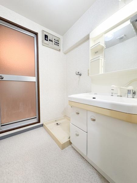 パークサイドおおみちの独立洗面台|明るく広々とした洗面台・洗面所です。収納スペースが充実しており日常使いに便利です。室内には洗濯機置き場も確保されています。鏡が大きく身支度に役立ちます。