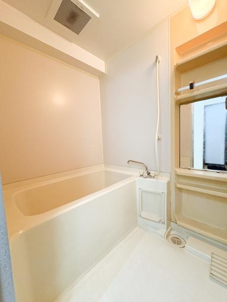 パークサイドおおみちの浴室|明るい色調のバスルームはすっきりとした印象です。浴槽も充分な広さが確保されています。収納スペースも付いており整理がしやすい環境です。換気扇が備え付けられているため湿気対策にも配慮されています。