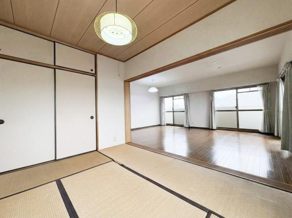 パークサイドおおみちの和室|和室と洋室が一体となった開放感のある空間です。大きな窓から光が入り室内が明るく感じられます。畳の風合いが落ち着いた雰囲気を演出しています。引き戸による空間の使い分けも可能です。