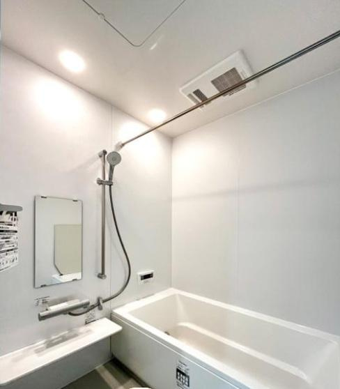 横尾　9号地の浴室|天井からの明るい照明が浴室内をしっかり照らしています。シンプルなデザインでお手入れがしやすい空間です。