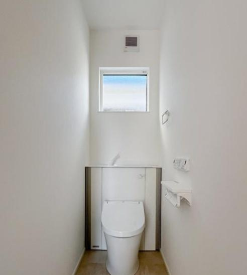 横尾　9号地のトイレ|シンプルなデザインで清潔感のあるトイレです。小窓から自然光が入る明るい空間です。壁付けのペーパーホルダーで使いやすさも備えています。