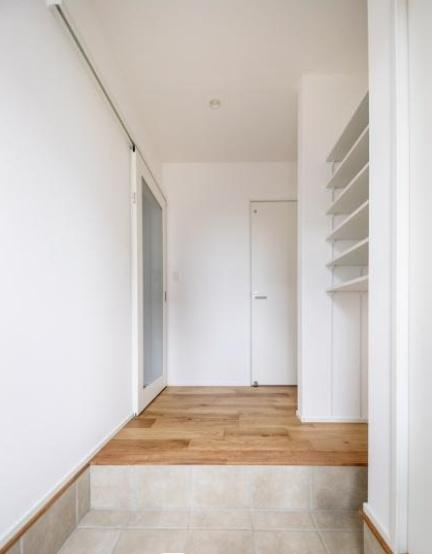 横尾　9号地の玄関|清潔感のある玄関は明るい色合いと収納棚が特徴です。段差が少なく小さなお子様やご年配の方にも安心してお使いいただけます。シンプルなデザインはどんなインテリアにも調和します。