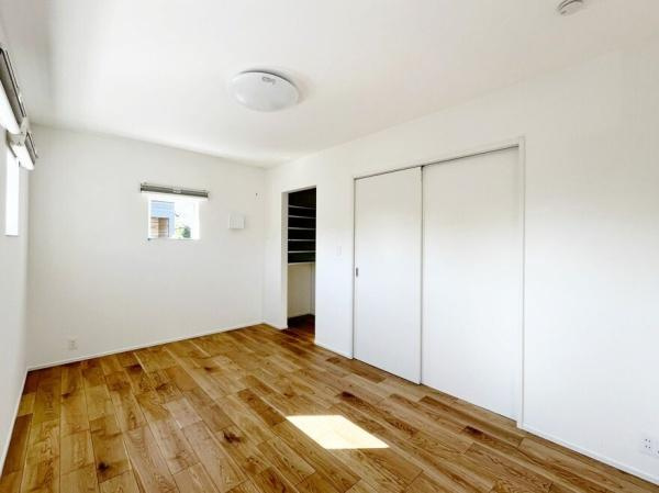 横尾　9号地の洋室|シンプルなデザインの洋室はナチュラルなフローリングが印象的です。二面採光で明るい雰囲気を実現しています。クローゼットも備え付けられており収納力にも配慮されています。