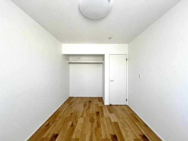 横尾　9号地の洋室|白を基調とした明るい洋室です。シンプルな内装はさまざまなインテリアに合わせやすいです。奥には収納スペースも確保されています。