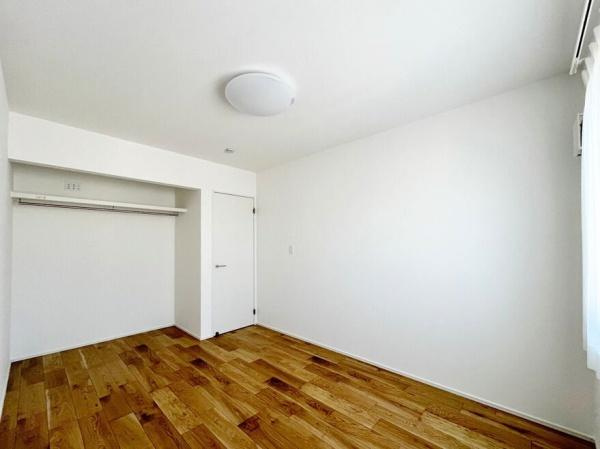 横尾　9号地の洋室|明るい色合いのフローリングが印象的な洋室です。シンプルな内装でさまざまなインテリアに調和します。クローゼット付きなので収納スペースも確保されています。