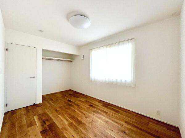 横尾　9号地の洋室|洋室はナチュラルなフローリングが印象的で明るい窓からやさしい光が入ります。シンプルな内装でお好みのインテリアが合わせやすい空間です。