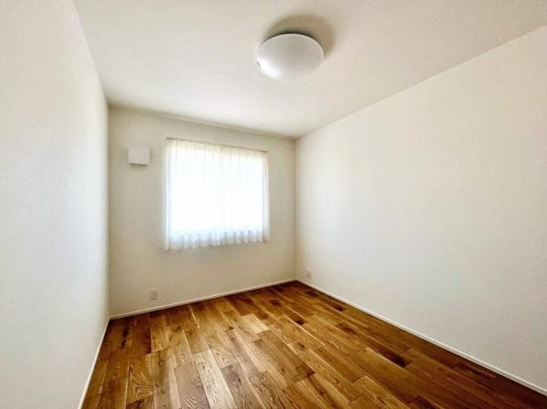 横尾　9号地の洋室|シンプルなデザインで統一された洋室です。窓からの自然光が室内を明るくしています。清潔感のある壁と木目調の床が特徴です。