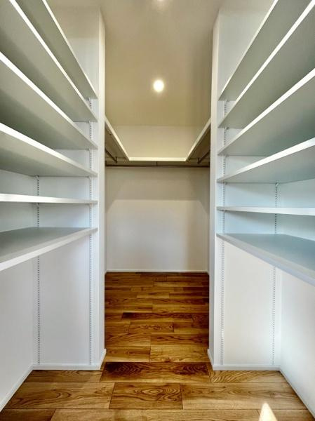 横尾　9号地の収納|収納スペースが豊富に確保されており片付けがしやすい仕様です。棚の高さ調整も可能で幅広いアイテムの整理が可能です。床材が明るい色味で空間全体がすっきりとした印象です。