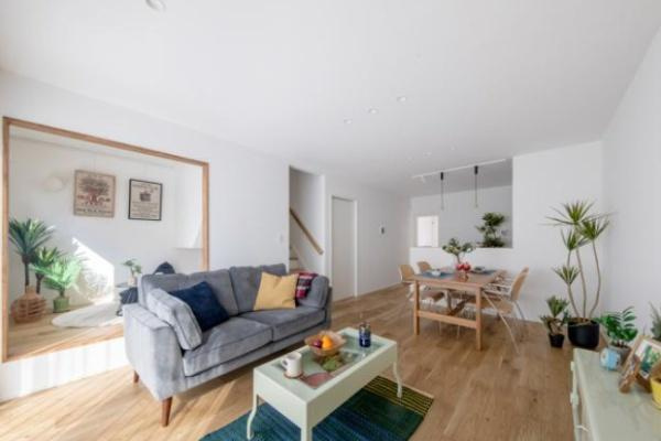 横尾　9号地の居間・リビング|リビングは広々とした空間で明るい日差しが差し込みます。ナチュラルな木目の床が温かみを感じさせます。