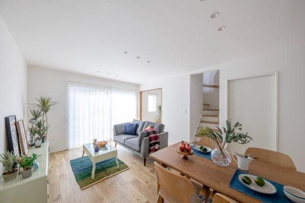 横尾　9号地の居間・リビング|広々とした空間に大きな窓からの光がたっぷり差し込み開放的な印象のリビングです。ナチュラルな木目のフローリングがインテリアを引き立てています。