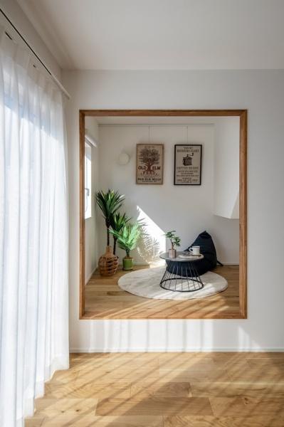 横尾　9号地の居間・リビング|明るい日差しが差し込むリビングです。木目調の床が空間全体を柔らかく演出しています。