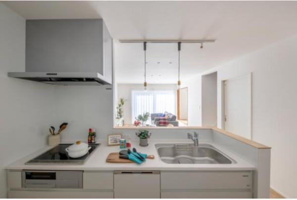 横尾　9号地のキッチン|収納スペースが充実しています。カウンターキッチンのため開放感があります。作業スペースも広めに設計されています。