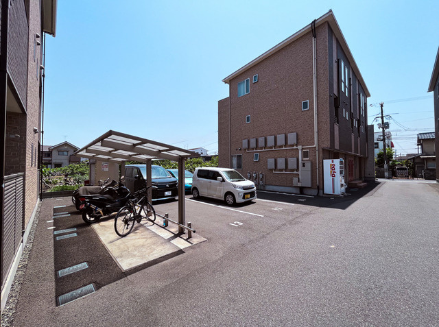 アルカディアB棟の駐車場