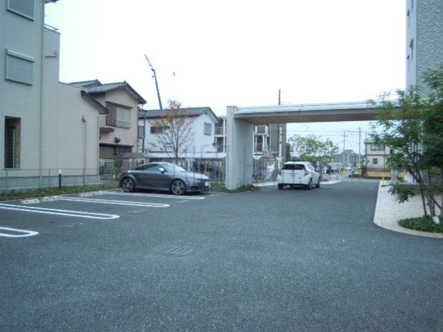 ルネスセードルの駐車場