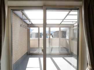 【バルコニー】 | 甲府市下鍛冶屋町 2019年築オール電化中古戸建　北東角地 | 2階　7帖洋室前のサンルーム　雨・花粉を気にせず物干しが可能